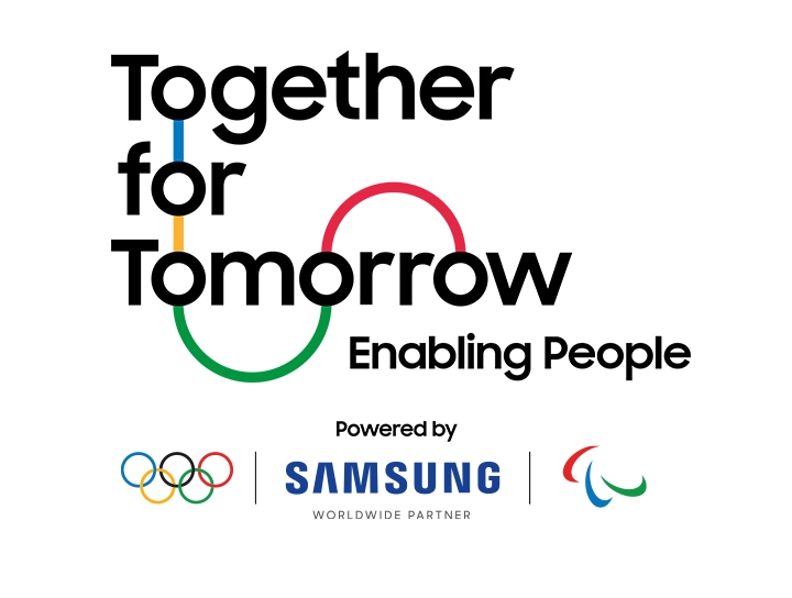 Tekst „Together for Tomorrow Enabling People“ povezan je linijama u ostale četiri boje olimpijskih prstenova. Ispod toga je tekst „Omogućili“, a iza njega olimpijski prstenovi, Samsung logotip i Agitos logotip. Ispod toga se prikazuje tekst „SVETSKI PARTNER“.