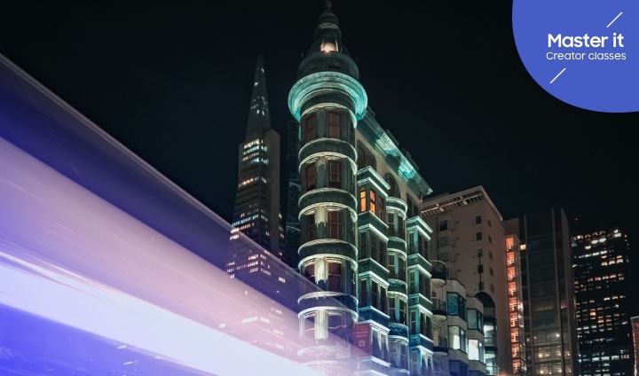 Noćne fotografije osvetljenih zgrada u gradu San Francisco. Master it Creator classes.