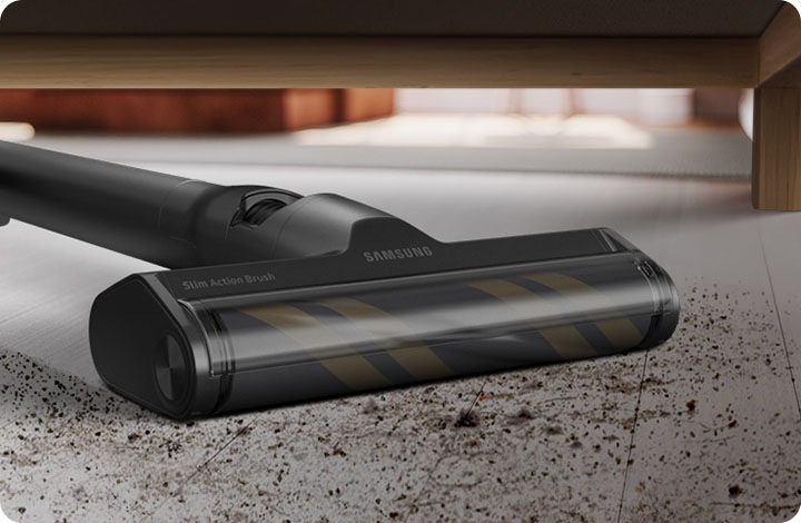 Bespoke JET s postavljenom uskom četkom dopire ispod nameštaja i usisava nečistoću.