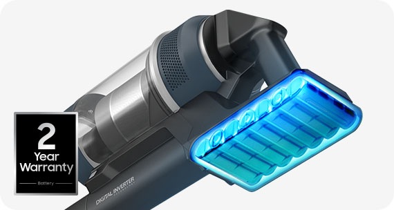 Vidi se krupan plan Bespoke JET usisivača sa eksternom baterijom koja je naglašena plavom bojom. U donjem levom uglu nalazi se jedan sertifikat,  na kome piše 2-godišnja garancija na bateriju.