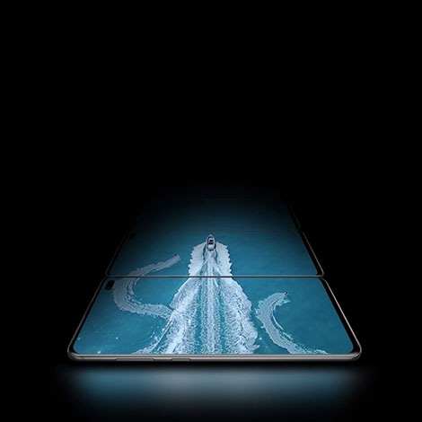 Tri telefona Galaxy S10+ u vodoravnom položaju iznad jednog koji je postavljen ispred, gledano pod blagim uglom sa strane na kojoj se nalazi dugme Bixby i dugme za jačinu zvuka.Na tri ekrana se vidi fotografija motornog čamca u vodi koji vuče dva skijaša na vodi slikana odozgo i pokazuje mogućnost širenja Infinity-O displeja.