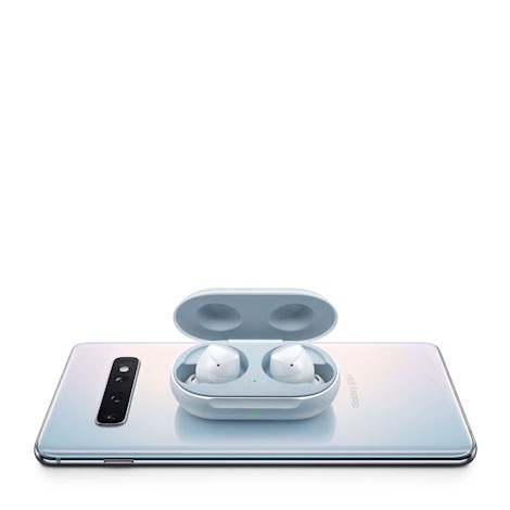 Video snimak koji prikazuje Galaxy S10+ preko koga se pune Galaxy Buds.
