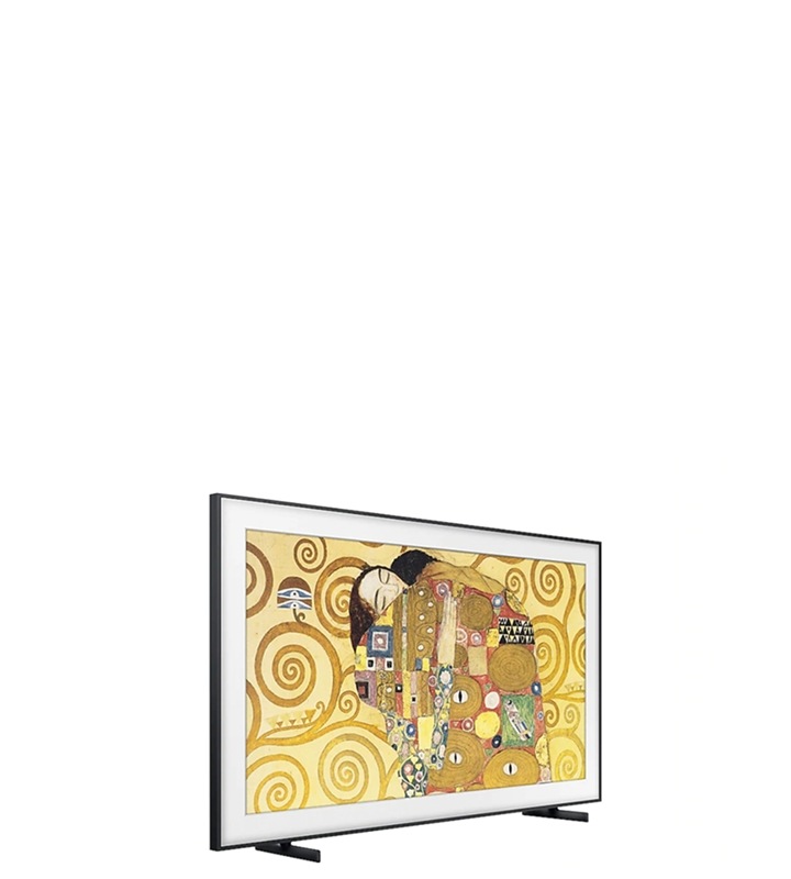 Frame TV postavljen na studijsko postolje ispred zida
