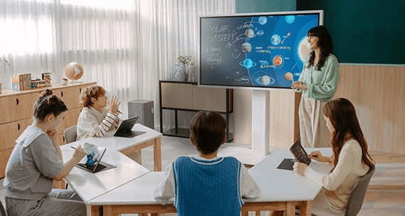 Занятия проводятся с использованием смарт-экранов в классе.