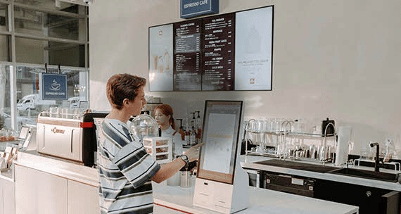 В магазине Нам Соль делает заказ с помощью киоска.