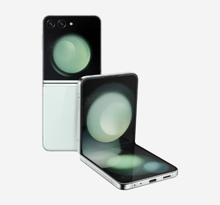 Два слегка раскрытых устройства Galaxy Z Flip5 со стороны Flex Window. На одном изображено селфи. На втором — медиаплеер с кнопками управления и индикатором воспроизведения.