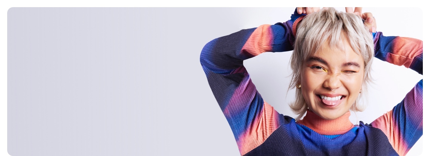 Девушка с пирсингом в ярком свитере, создай собственный уникальный дизайн девайсов Samsung Galaxy, разнообразная кастомизация