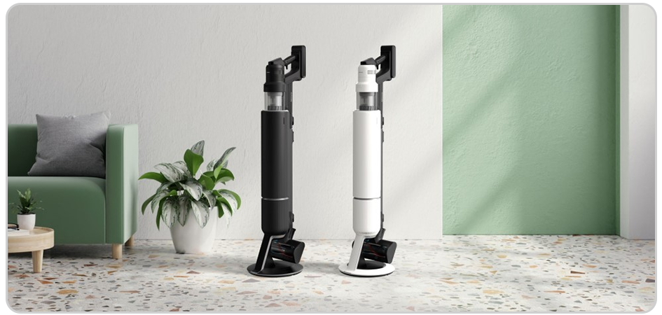 Вертикальные пылесосы у стены.