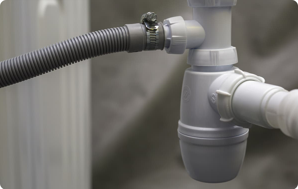 Конец шланга подключен к сифону