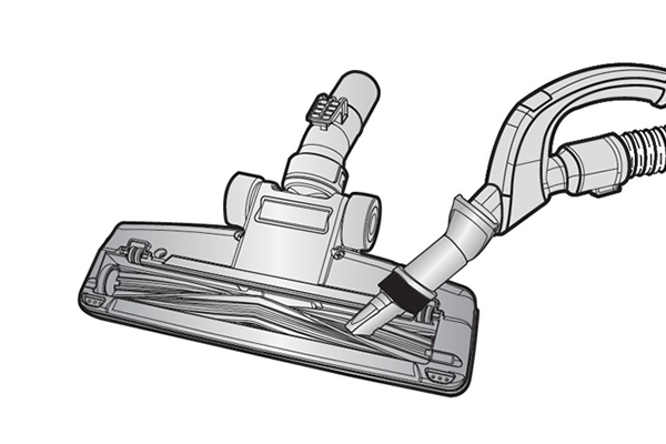 Удалите пыль из корпуса щетки с помощью пылеуловителя или щелевой насадки