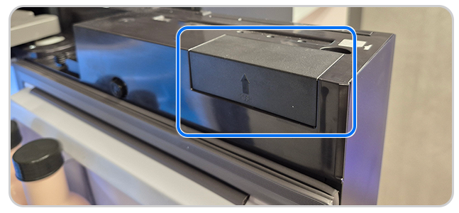 Крышка на верхней правой дверце.