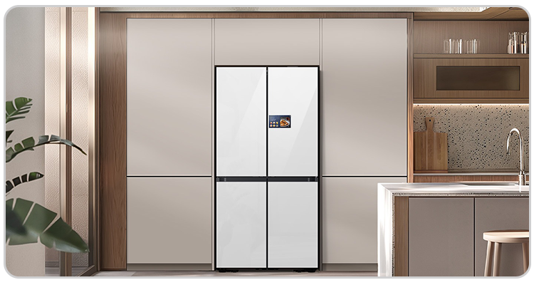 Холодильник на кухне.