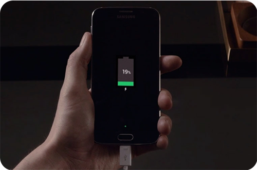 Смартфон заряжается от кабеля