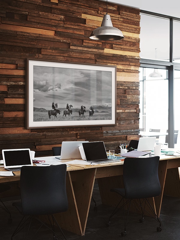 Изображение офиса с The Frame на стене над столом и стулом.