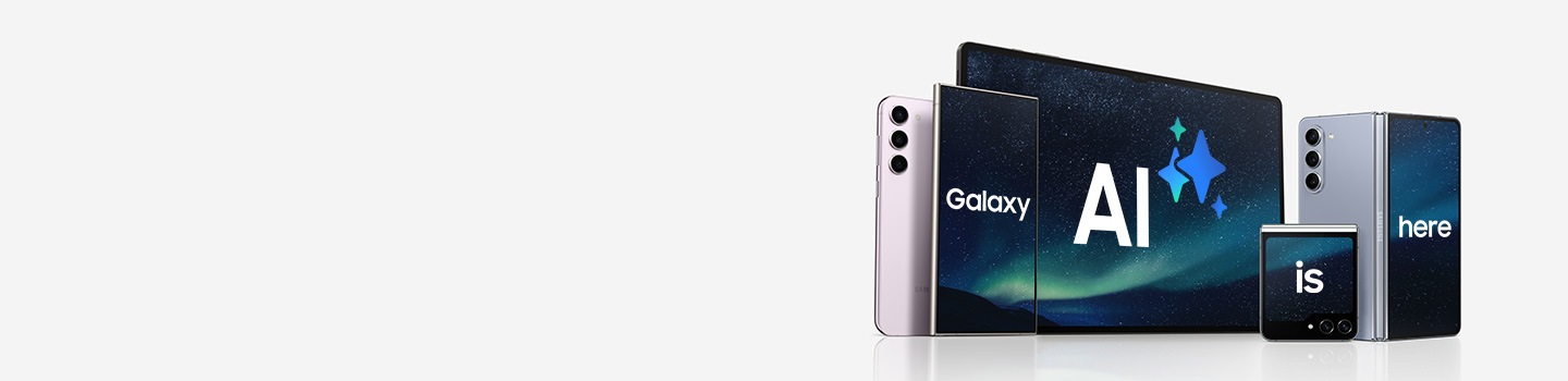 تظهر العديد من أجهزة Galaxy، بما في ذلك هواتف ذكية وجهاز لوحي وجهاز Galaxy Z Fold وجهاز Galaxy Z Flip بحيث تتحاذى شاشاتها لعرض النص "Galaxy AI is here" عبر الشاشات العديدة التي تظهر صورة أضواء الشمال خلفيةً لها.
