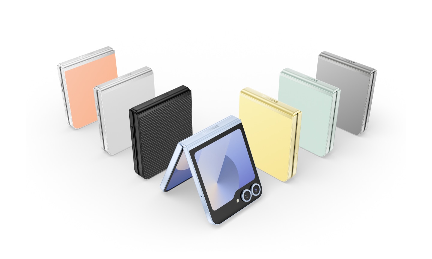 أربعة أجهزة Galaxy Z Flip6 غير مطوية قليلاً معروضة بشكل "V". يرى أقرب جهاز باللون أزرق من نافذة Flex و يعرض كل من اللون أصفر و فضي داكن و نعناعي من الخلف.