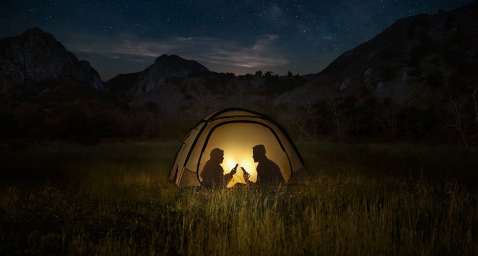 Simply but dramatically shows how A series' long lasting battery gives enough power to stay up anytime, from anywhere.