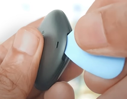 Opening Samsung SmartTag for battery