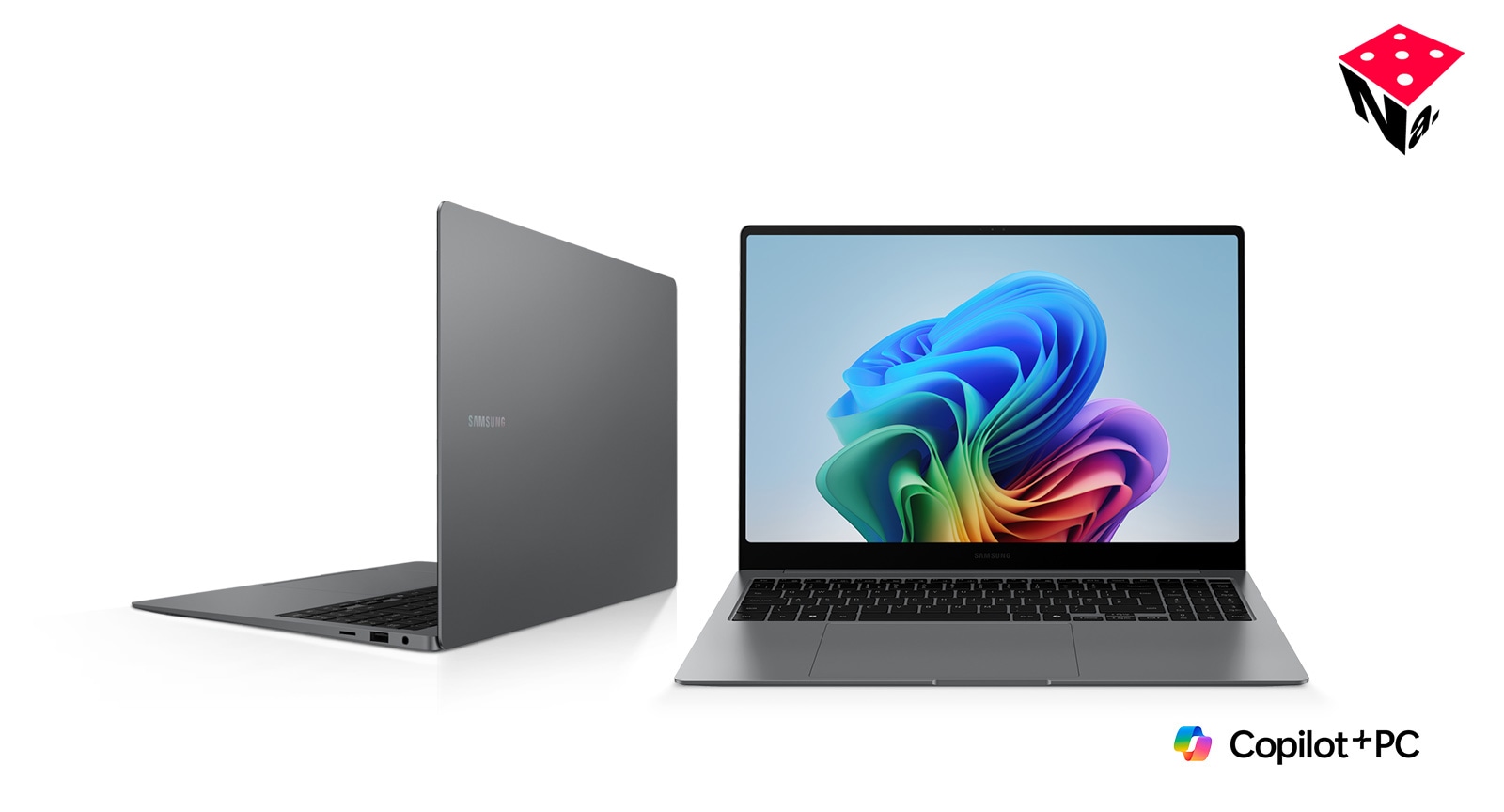 Galaxy Book5 Pro i grått er åpen og vendt bakover mot venstre med Samsung-logoen synlig på toppdekselet. En annen grå Galaxy Book5 Pro er åpen, vendt forover med synlig og fargerikt bakgrunnsbilde. Copilot+PC-logo.