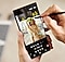 Henkilö pitää Galaxy S22 -puhelinta kädessään ja muokkaa puhelimen kuvaa S Pen -kynällä toisella kädellään.