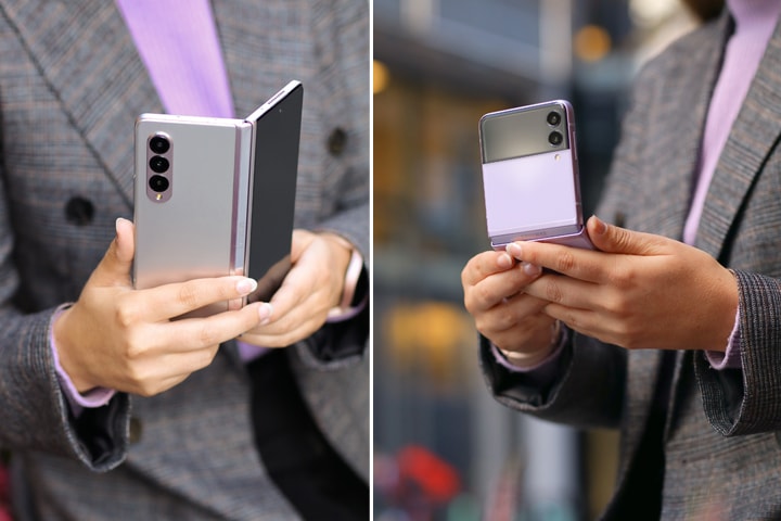 Kuvassa vasemmalla nainen pitää käsissään Galaxy Z Fold3 -puhelinta ja kuvassa oikealla sama nainen pitää Galaxy Z Flip3 -puhelinta.
