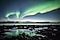 Foto af nordlys over vand om natten.