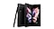 Vy framifrån av en öppen fantomsvart Galaxy Z Fold3 5G ståendes upprätt i en liten vinkel, bakom den finns en vikt Fantomsvart Galaxy Z Fold3 5G som visar sin huvudkamera och en svart S Pen står upprätt och lutar sig mot den vikta Galaxy Z Fold3 5G.