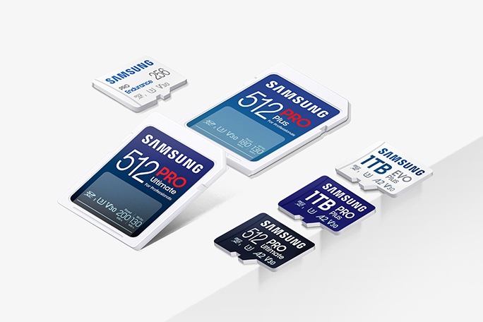 Tre minneskort och fyra microSD-kort ordnade i tre rader. Det vita PRO Endurance microSD-kortet är i den vänstra raden. På den mellersta raden finns tre minneskort. PRO Plus Full Size SDXC Card 256GB är överst, nedanför finns två PRO Plus Full Size SDXC Card 512GB. I den högra raden finns tre EVO Plus + Adapter microSDXC 512GB vinkelrätt mot varandra i vitt, blått och svart.