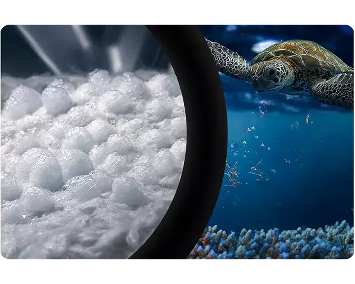 Tvättmaskinens tvättmedelsbubblor bredvid en sköldpadda som simmar i havet