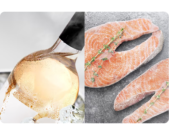 En flaska vin på is och två frysta laxfiléer
