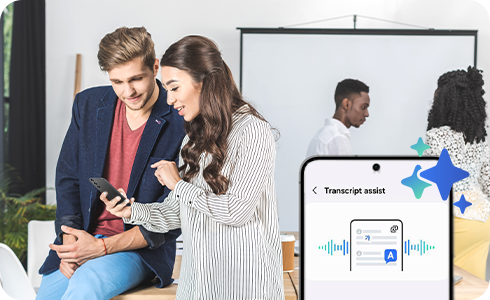 Två personer i ett möte, som använder en telefon med AI-transkriptionshjälp