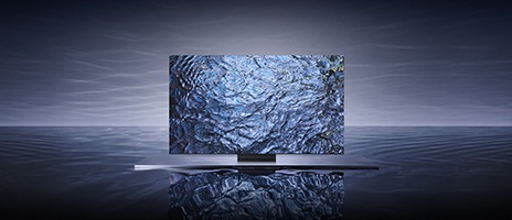 Senaste Samsung Neo QLED TV som flyter på en vattenliknande yta.