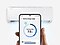 Roka pred klimatsko napravo drži Galaxy mobilni telefon, na katerem je prikazan uporabniški vmesnik AI Energy način SmartThings aplikacije.