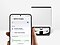 Roka pred robotskem sesalniku drži Galaxy mobilni telefon, na katerem je prikazan uporabniški vmesnik „Optimalno polnjenje“ SmartThings aplikacije.