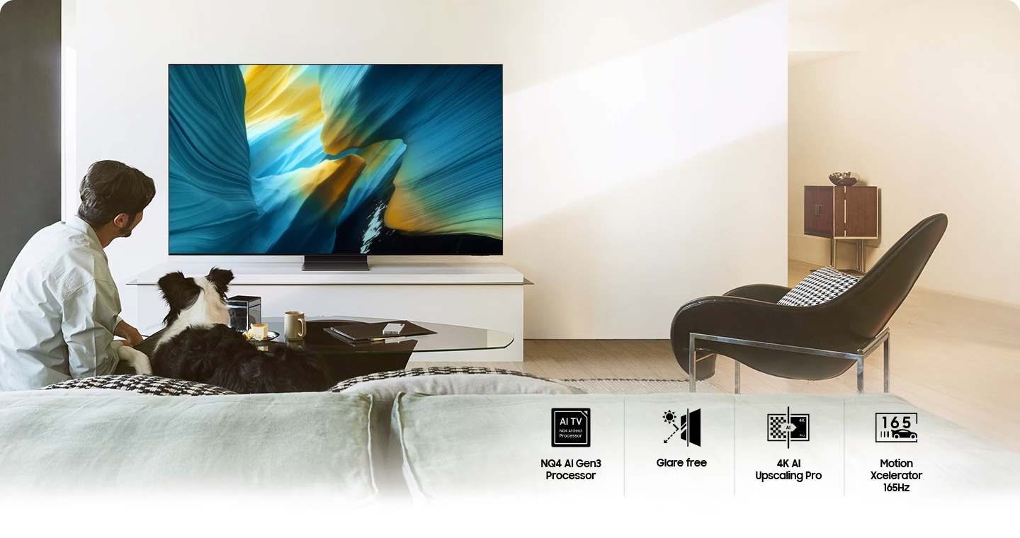 Samsung OLED zaslon se brezhibno zlije z ozadjem moderne dnevne sobe. Ikone navajajo najboljše funkcije televizorja, kot so NQ4 AI Gen3 procesor, 4K AI profesionalna nadgradnja slike, Motion Xcelerator 165Hz.