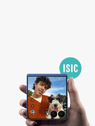 Ruka drží skladací smartfón Samsung Galaxy Z Flip, na ktorého displeji je selfie mladého muža so psom. Vpravo hore je zelené logo ISIC.