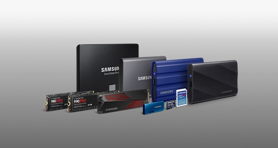 Deväť pamäťových zariadení je usporiadaných v dvoch radoch pod uhlom. V prvom rade sú dva disky SSD 990 PRO PCIe 4.0 NVMe M.2 a jeden disk 990 PRO s chladičom PCIe 4.0 NVMe M.2. SSD. Vpredu je jeden modrý flash disk USB-C 256 GB a vedľa nej je karta microSD PRO Plus v čiernej farbe. Po jej boku je pamäťová karta PRO Plus Full Size SDXC Card 512 GB. V prvom rade je prehľadne usporiadaný jeden SSD disk SATA v čiernom farebnom prevedení, za ním nasleduje jeden prenosný SSD disk T7 USB 3.2 v titánovo-sivej farbe. Vedľa nej je modrý Portable SSD T7 Shield USB 3.2 Gen 2, za ním nasleduje Portable SSD T9 v čiernom prevedení.