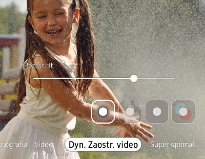 Snímanie dievčaťa s použitím funkcie základného rozmazania vo videu so živým zaostrením Note10