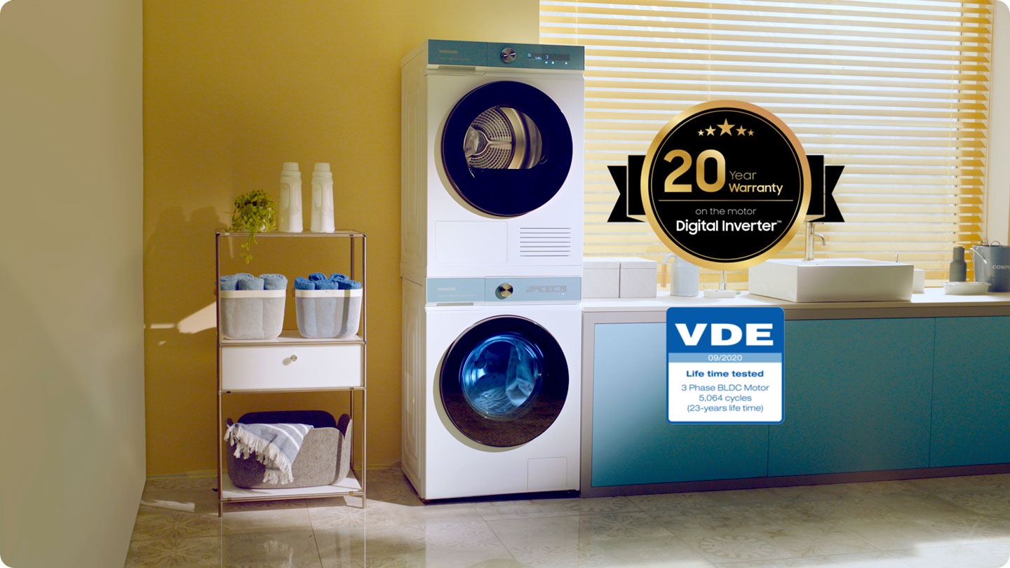 Invertor práčky Bespoke AI™ sa vymontoval a bol vložený späť. Vo svetlej miestnosti plnej farieb sa nachádza biela práčka a sušička Bespoke AI™ s panelmi vo farbe Morning Blue, sušička je položená navrchu. Vedľa nich sú umiestnené dve logá s certifikáciou. Prvým je 20-ročná záruka na digitálny invertor motora. Druhý hovorí o testovaní životnosti spoločnosťou VDE, 3-fázový BLDC motor 5 064 cyklov, životnosť 23 rokov.