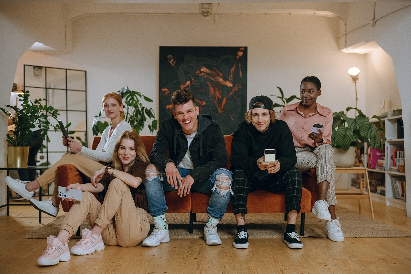 Pięcioro młodych ludzi, siedzących na kanapie i uśmiechających się do obiektywu, zaangażowanych w program Solve for Tomorrow.