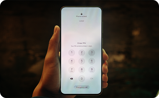 Een hand die een Samsung Galaxy-smartphone vasthoudt met het scherm van de Verloren modus “Telefoon vergrendeld”.