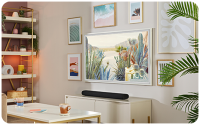 Wohnzimmer mit moderner Kunst an der Wand, darunter ein Sideboard mit Soundbar, Pflanzen und einem Couchtisch mit Tasse und Buch