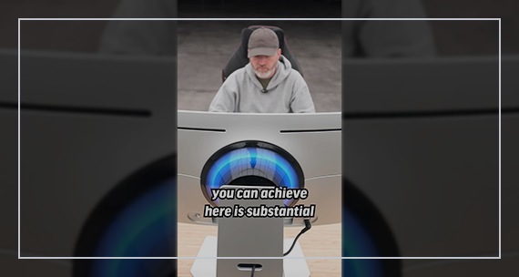 Ce que vous pouvez y atteindre ici est important. Lewis est vu de face, en train de regarder un Odyssey LED G9 blanc.  Les CoreSync et CoreLighting+ à l’arrière sont illuminés dans des couleurs bleuâtres.