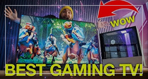 WOW. MEILLEUR TÉLÉVISEUR DE JEU. Kevin prend la pose derrière le téléviseur Neo QLED QN90C, son expression débordant d’enthousiasme. L’écran du téléviseur présente une scène de jeu, où les joueurs sont dans une course de chevaux palpitante.