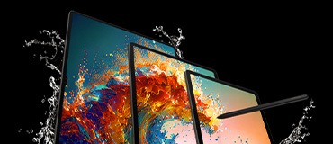 Trois tablettes Galaxy Tab S9 placées côte à côte sont vues de droite et du dessous. Les affichages montrent une image de vagues sporadiques en orange et bleuté, s’étendant dans un panorama de la tablette de gauche à celle de droite. Un S Pen noir est placé sur l’écran de la tablette tout à droite. Les tablettes sont entourées d’images vives d’éclaboussures qui semblent sortir des écrans.