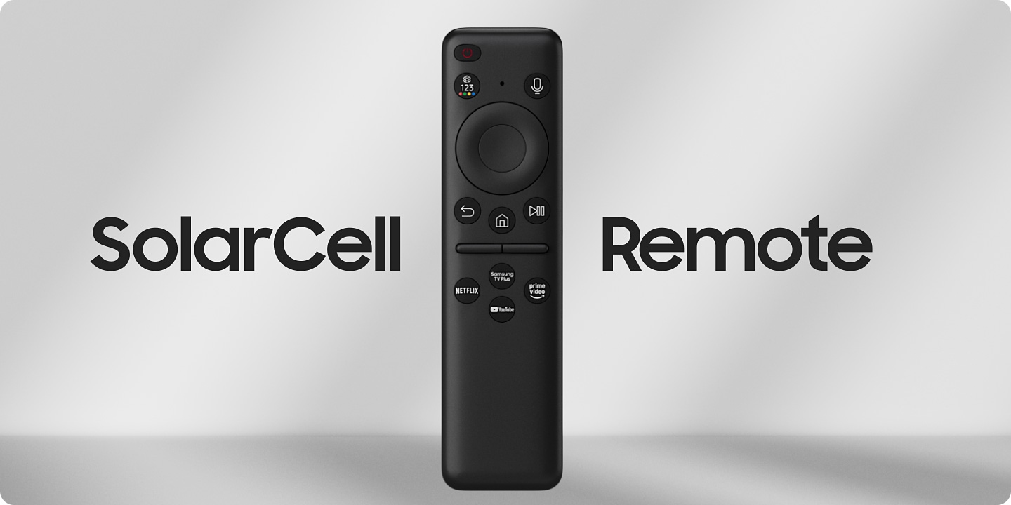 Điều khiển từ xa Samsung SolarCell xuất hiện, phô bày cả mặt trước và mặt sau. Dòng chữ 'SolarCell' và 'Remote' xuất hiện ở mỗi bên, tạo thành chữ SolarCell Remote với chiếc điều khiển thực tế ở giữa.
