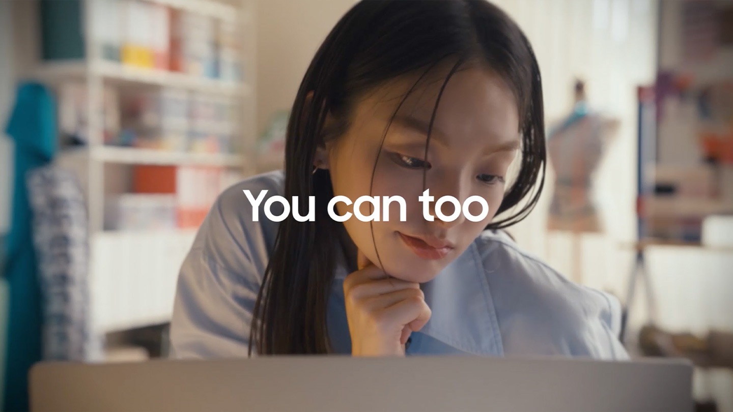 ชายหนุ่มคนหนึ่งนั่งอยู่ที่โต๊ะจ้องมองที่หน้าจอคอมพิวเตอร์ หน้าจอคอมพิวเตอร์ซูมเข้า โฟกัสจะเปลี่ยนไปที่ใบหน้าของชายที่นั่งอยู่ที่โต๊ะขณะที่เขากำลังหยิบสินค้าลงในรถเข็น หญิงสาวคนหนึ่งนั่งอยู่ที่โต๊ะค้นหาไอเดียสตาร์ทอัพเกี่ยวกับสัตว์เลี้ยง และได้รับคำตอบต่างๆ ที่ AI สร้างขึ้น ตั้งแต่แท็กซี่บำบัดสัตว์เลี้ยง แอพหาคู่สำหรับสุนัข การฝังเข็มเม่น การทำสมาธิแบบกอดหมีแพนด้า คาราโอเกะนกแก้ว เสียงแมวน้ำ ความเอาใจใส่ในทรงผมของสัตว์เลี้ยง และแอโรบิกนาก มีมสัตว์เลี้ยงก็ปรากฏขึ้นเช่นกัน ทำให้หมีของฉันได้รับสิ่งจำเป็นอย่างช้าๆ และจริงจัง สำหรับทุกสิ่งก็เป็นเรื่องง่าย ผู้หญิงคนหนึ่งอยู่บนที่นั่งคนขับโดยไม่จับที่จับ ที่จับจะเคลื่อนที่ไปเอง ผู้ชมสวมแว่นตา VR และเข้าสู่ความเป็นจริงเหมือนการ์ตูน และมีป้ายต้อนรับพร้อมต้นซากุระขนาดใหญ่อยู่ตรงกลางพลาซ่า ผู้หญิงคนหนึ่งกำลังนำเสนอในขณะที่งานนำเสนอถูกซูมเข้า ฉากถัดไปแสดงให้เห็นหุ่นยนต์อัตโนมัติที่ถือรถยนต์ จากนั้น จะแสดงแผนที่สถาปัตยกรรมเสมือนจริงของเมืองที่ถูกสร้างขึ้น Samsung Flash Memory SSD ปรากฏบนพื้นหลังสี่เหลี่ยมสีเขียว-เหลือง ใช้สองมือเชื่อมต่อ Portable SSD T7 Shield สีฟ้าครามเข้ากับสาย USB ผู้หญิงคนนั้นคลิกที่ “โอน” ลมพัดผ่านใบหน้าของผู้หญิงคนนั้น ขณะที่แสงหลายดวงแสดงให้เห็นว่าข้อมูลของเธอถูกถ่ายโอนอย่างไร ผู้หญิงคนหนึ่งอยู่หน้าแล็ปท็อป Samsung Galaxy สีขาว ฉากต่อไปเป็นดีเจชายที่แสดงสด ฉากถัดไปแสดงให้เห็นชายคนหนึ่งสวมหูฟังหันหน้าไปทางหน้าจอเกมและยกแขนขึ้นอย่างมีชัย ข้อความชัยชนะแบบพิกเซลพร้อมกับไอคอนถ้วยรางวัลแบบพิกเซลจะปรากฏขึ้น Samsung 990 PRO PCle 4.0 NVMe M.2 SSD สีดำกำลังซูมเข้า ถัดไป Portable SSD T7 Shield สีฟ้าครามจะแสดงเชื่อมต่อกับแล็ปท็อป Samsung Galaxy เพียงสัมผัสเดียว ผู้ใช้จะโอนไฟล์ไปยัง SSD ถัดไป ห้า SSD จะปรากฏขึ้นเรียงตามขนาด จากใหญ่ไปเล็กลงติดกัน 870 EVO SATA 2.5\"\" SSD สีดำ, Portable SSD T7 Shield สีฟ้าคราม, 990 PRO PCle 4.0 NVMe M.2 SSD สีดำ ถัดจาก USB Flash Drive Type-C™ สีน้ำเงิน และสุดท้ายคือ PRO Plus การ์ด microSD สีฟ้า จากนั้น SSD ทั้งห้าตัวก็ยุบลงเพื่อให้วางขนานกัน