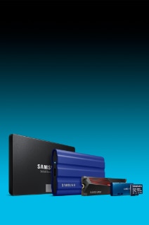ด้านล่างซ้ายมือ มี SSD 5 ชิ้น วางเรียงกันตามขนาดไล่จากใหญ่ไปเล็ก ตั้งแต่ 870 EVO SATA 2.5\" SSD สีดำ, Portable SSD T7 Shield สี Indigo Blue, 990 PRO PCIe 4.0 NVMe M.2 SSD สีดำ อยู่ข้างๆ USB Flash Drive Type-C™ สีน้ำเงิน และชิ้นสุดท้ายเป็น PRO Plus microSD Card สีน้ำเงิน