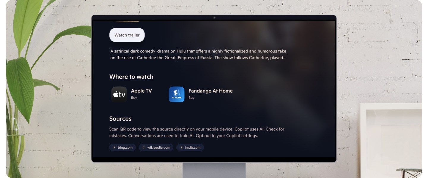Copilot จาก Microsoft ภาพมอนิเตอร์ทั้งชุด หน้าจอแสดงไอคอนไมโครโฟนที่มีคำว่า "คุณอยากชมอะไร" นิ้วมือกดปุ่มตรงรีโมท มีคนพูดว่า "สวัสดี Copilot! ฉันอยากดูซีรีส์โรแมนติกสนุก ๆ ช่วยแนะนำให้หน่อยได้ไหม" หน้าจอแสดงคอนเทนต์ต่าง ๆ ที่เกี่ยวข้องกับความโรแมนติก อารมณ์ขัน และบทสนทนาที่ดูหลักแหลม หน้ารายละเอียดแสดงเรื่องย่อของคอนเทนต์ซึ่งมีส่วนที่บอกว่าคุณสามารถชมคอนเทนต์ได้ที่ไหน 