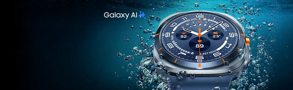 ภาพระยะใกล้ของ Galaxy Watch Ultra พร้อมสายนาฬิกาสำหรับกิจกรรมทางน้ำสี Titanium Blue ที่ลอยอยู่ในน้ำใกล้พื้นผิว ซึ่งแสดงให้เห็นถึงดีไซน์ของนาฬิกา